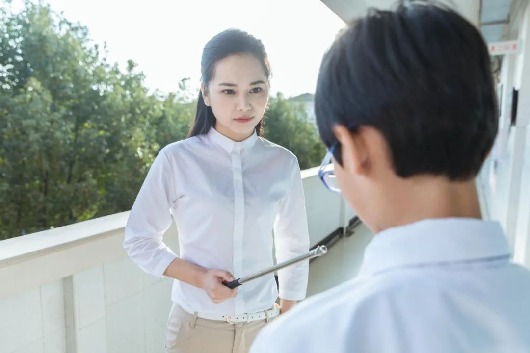 小孩子偷东西坐牢视频_孩子偷钱怎么办_孩子偷钱教育方法