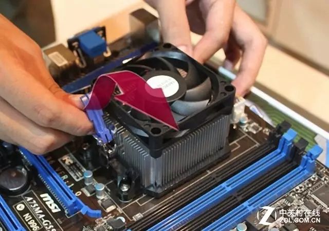 CPU散热器安装技巧_cpu风扇是贴在cpu上吗_散热器选择与兼容性