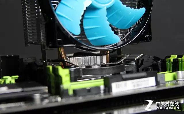 cpu风扇是贴在cpu上吗_散热器选择与兼容性_CPU散热器安装技巧