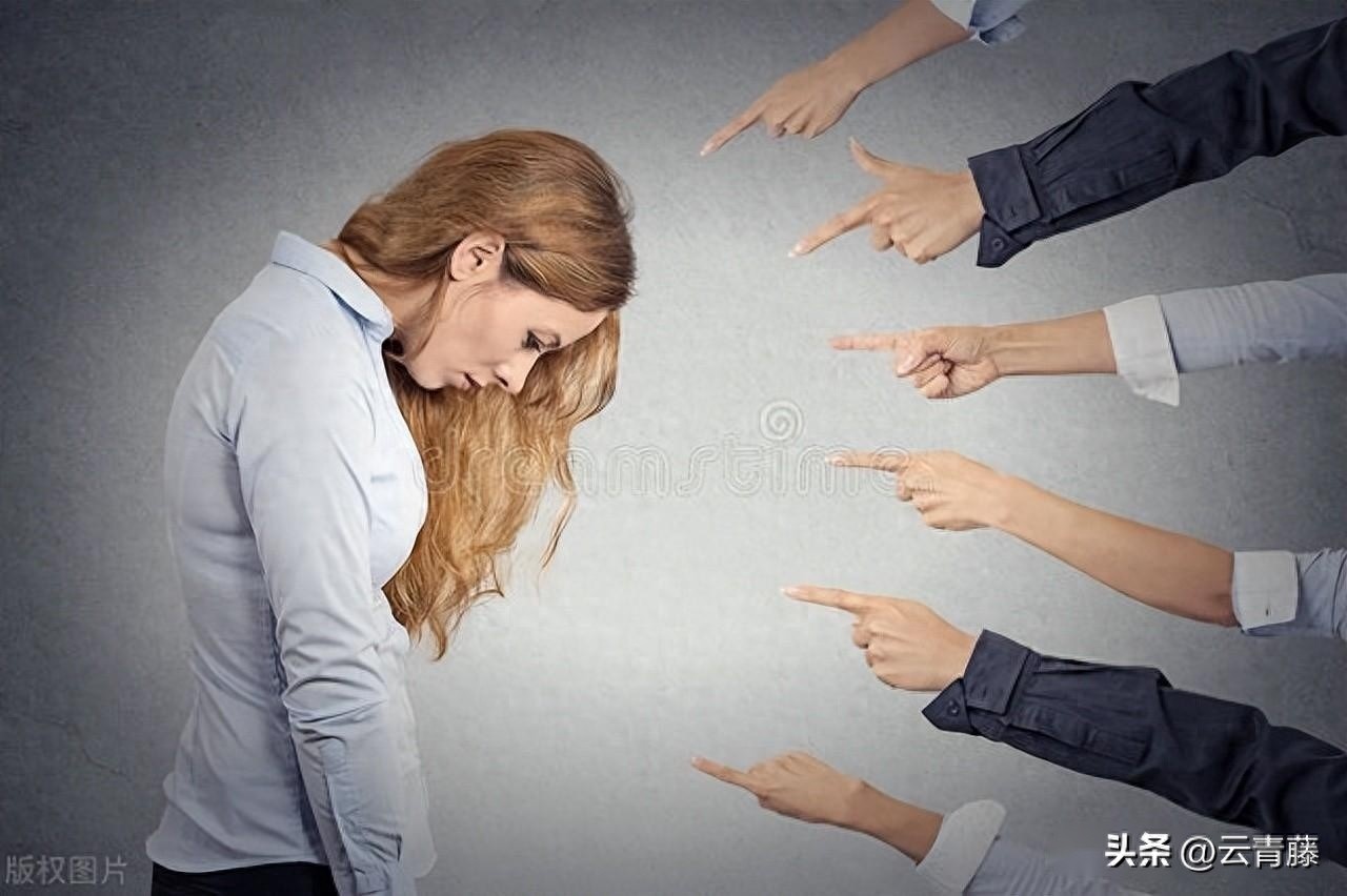 他人打压你实际上是在投射自己的内心缺陷到你身上_他人打压你是因为他们无法超越你_喜欢打压别人自信的人