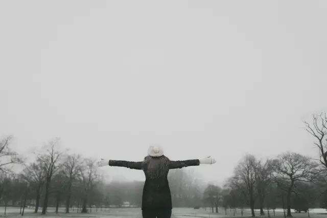 如何安慰失去亲人的朋友_亲人去世安慰人的话 英文_如何安慰亲人突然离世的朋友