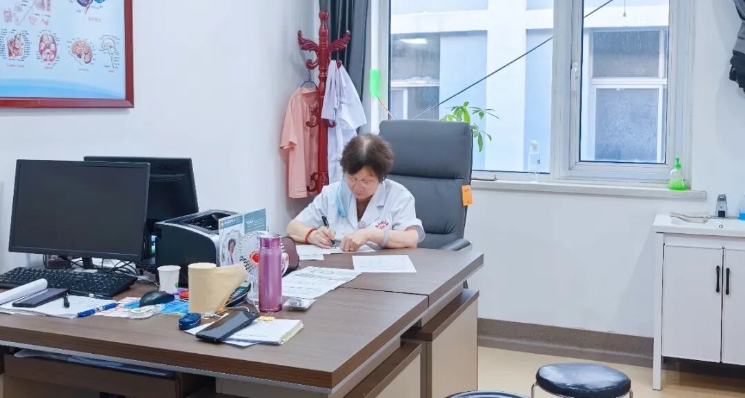 晚上情绪低落_一到晚上就特别压抑想哭_生理因素影响情绪