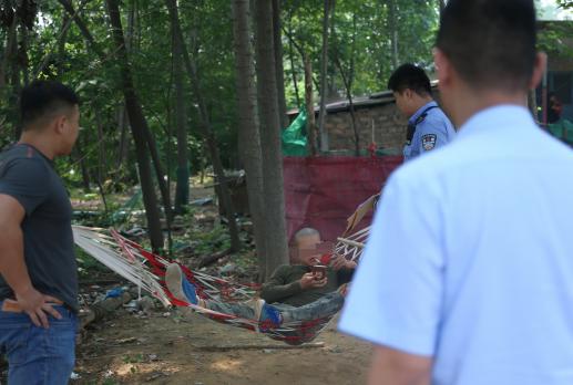 郑州有做担保人的吗-郑州男子做担保成”老赖” 荡着吊床哼着歌时被法院带走