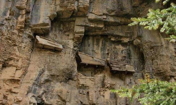 梦见父母买棺材是什么征兆-梦见棺材坟墓悬棺及悬棺的产生