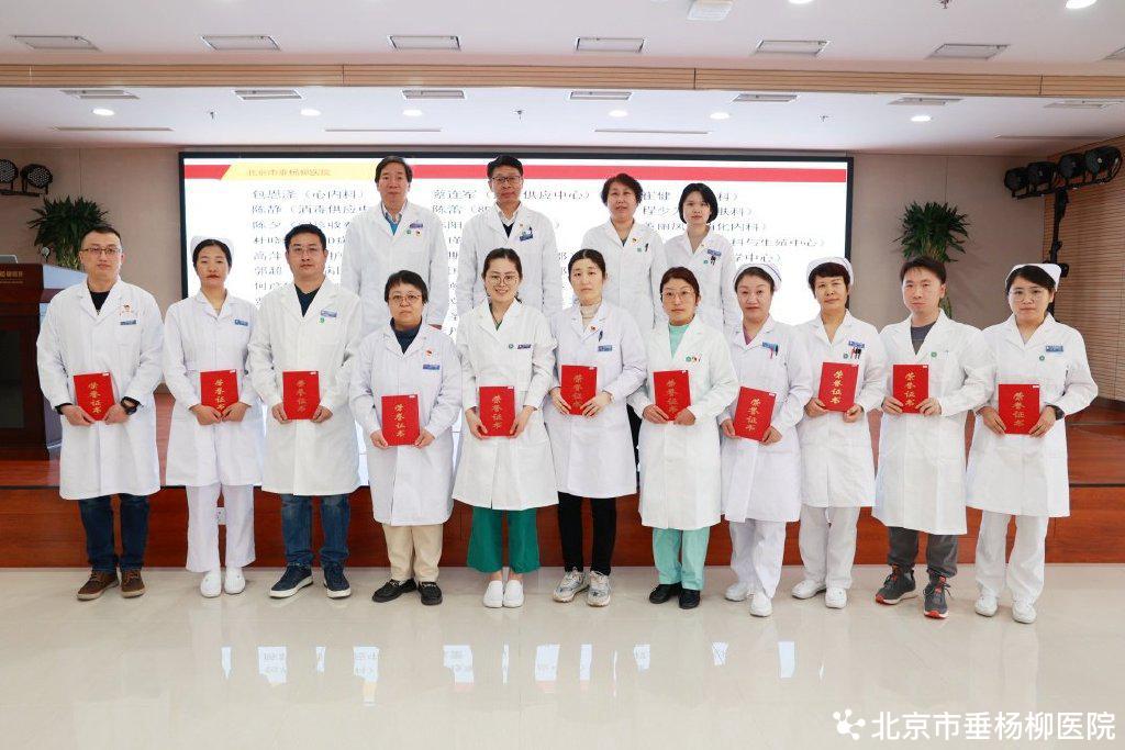 医生年度思想工作总结_2022年度医院工作总结表彰大会_医院先进集体先进工作者表彰