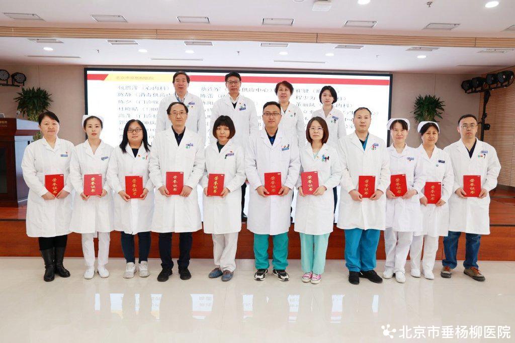 医生年度思想工作总结_2022年度医院工作总结表彰大会_医院先进集体先进工作者表彰