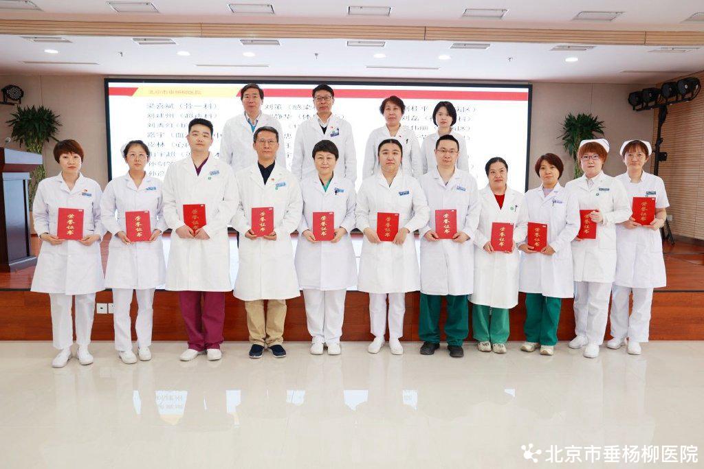 医生年度思想工作总结_医院先进集体先进工作者表彰_2022年度医院工作总结表彰大会