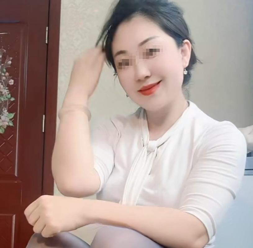 公司女员工换衣服过程-94年我误闯女上司办公室,撞见她换衣,她关门说:正好有事谈