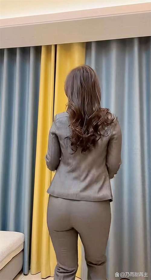 误闯女上司办公室 换衣 演戏_公司女员工换衣服过程