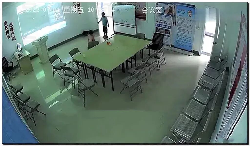 男孩为女孩打架好吗-10岁男孩无端殴打4岁女童:养儿子,小时候你不“毒打”他,社会就狠狠毒打他