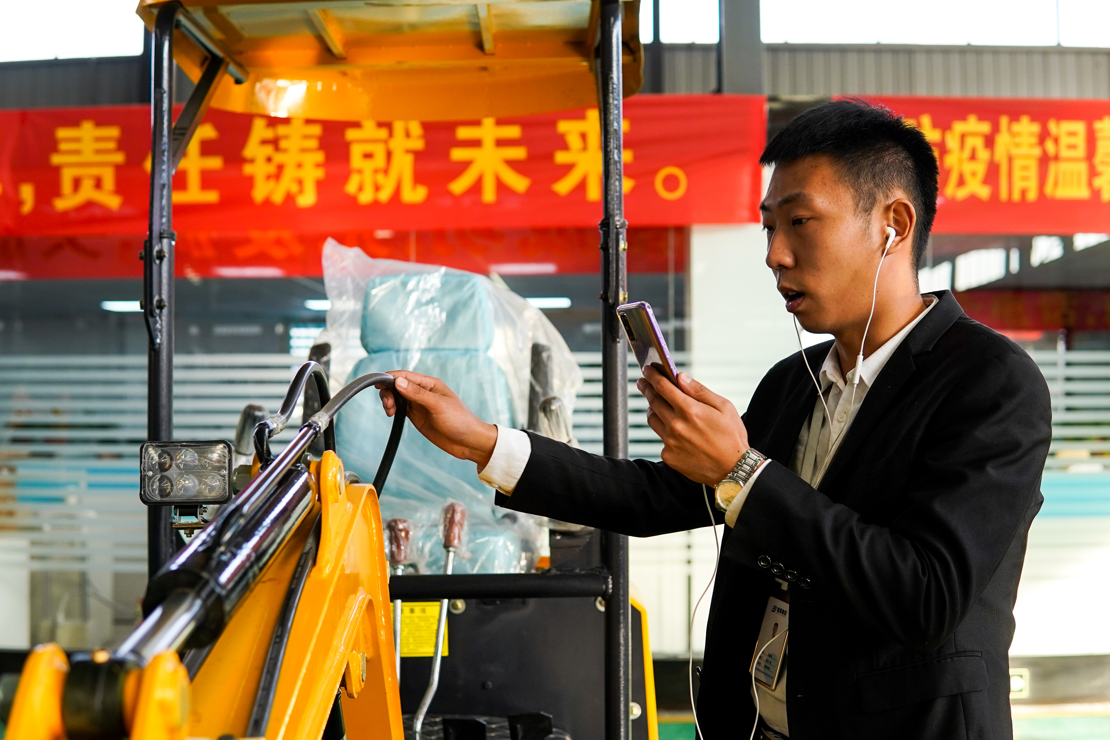 小挖掘机工作视频大全-微型挖掘机“搬到”线上，这个笨重的大件儿成“双十一爆款”