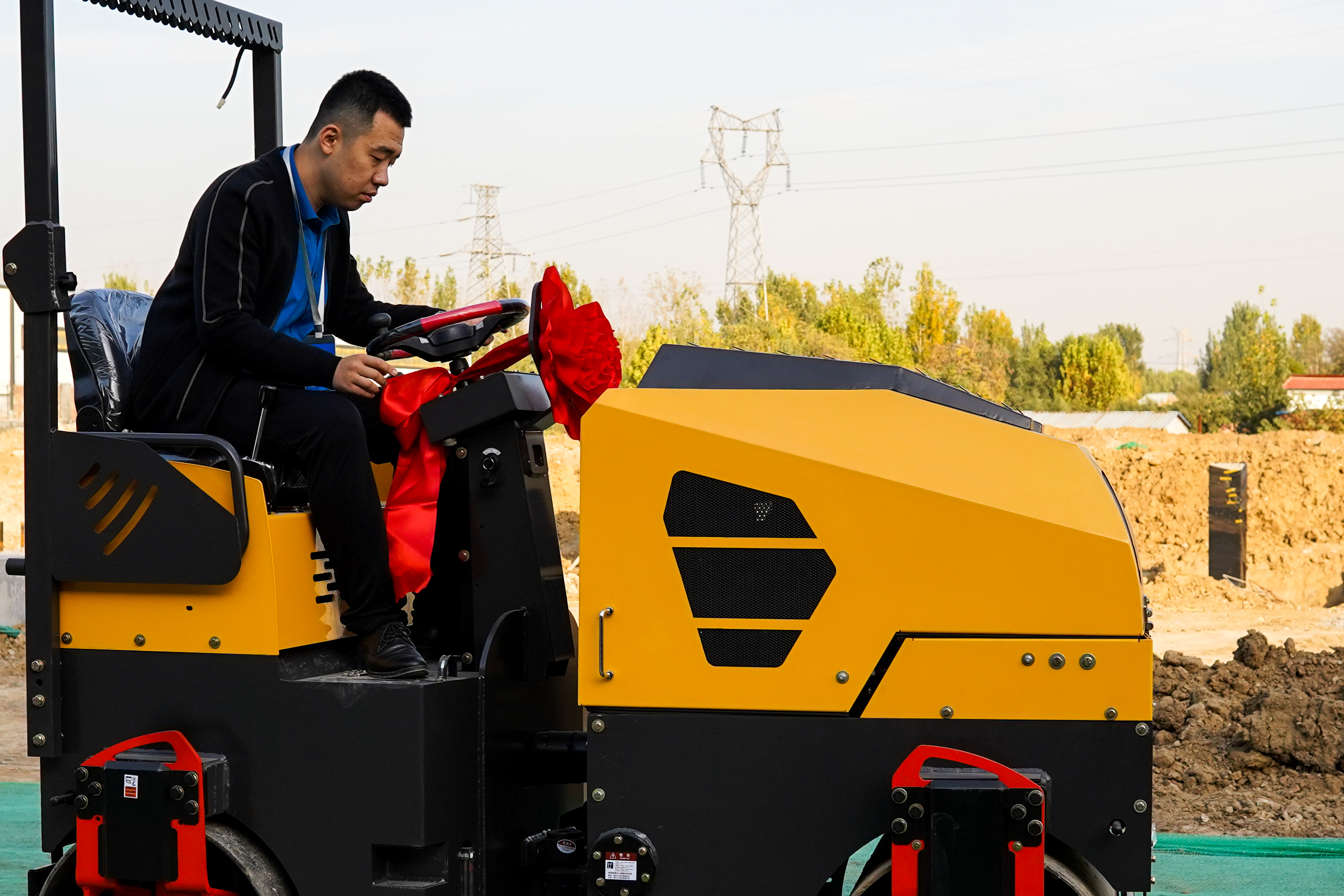 微型挖掘机线上销售_山东挖掘机双十一优惠_小挖掘机工作视频大全