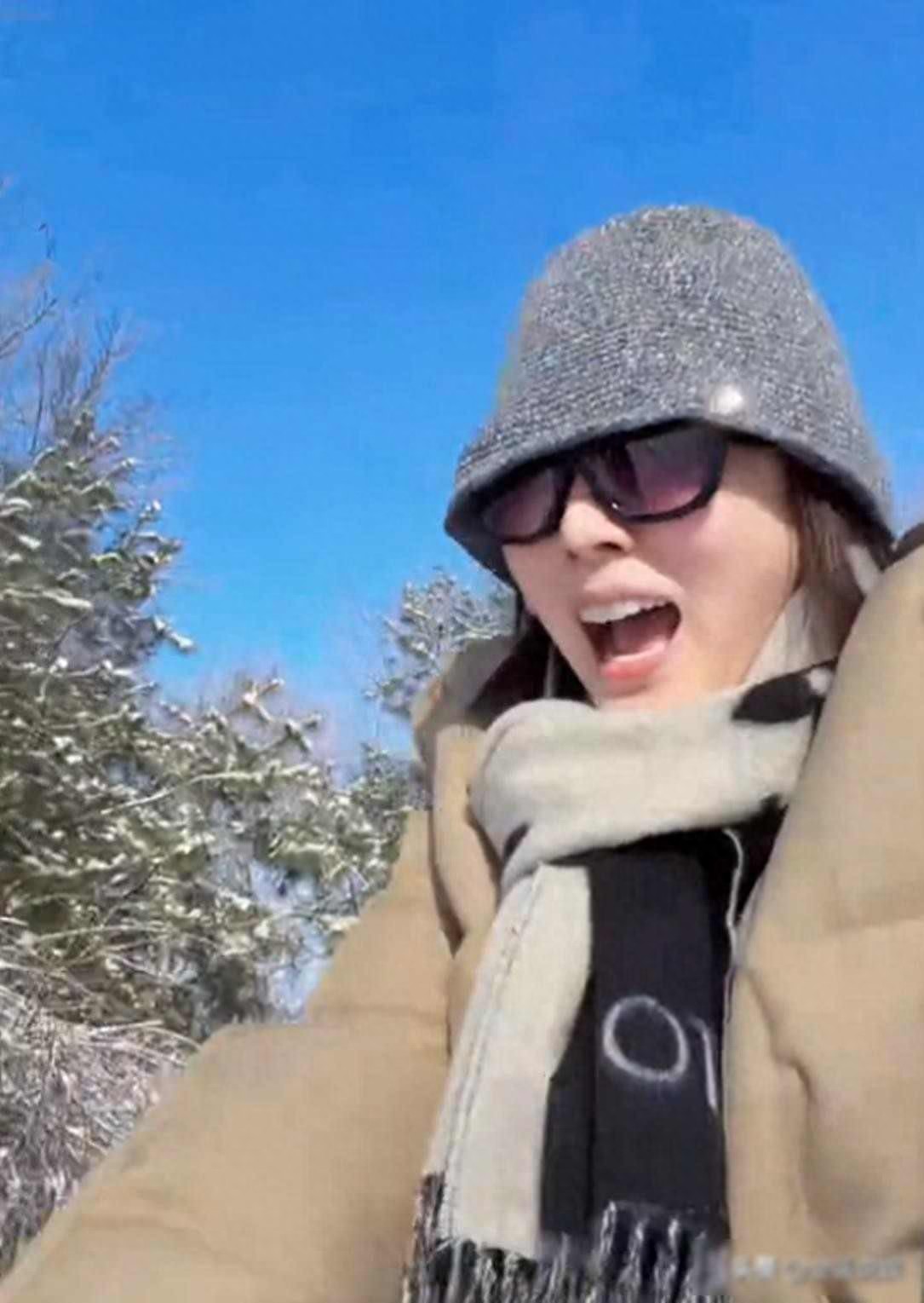 李思思老丈夫是谁-李思思雪地玩铲子，丈夫背影成焦点，婚姻原来可以这么简单