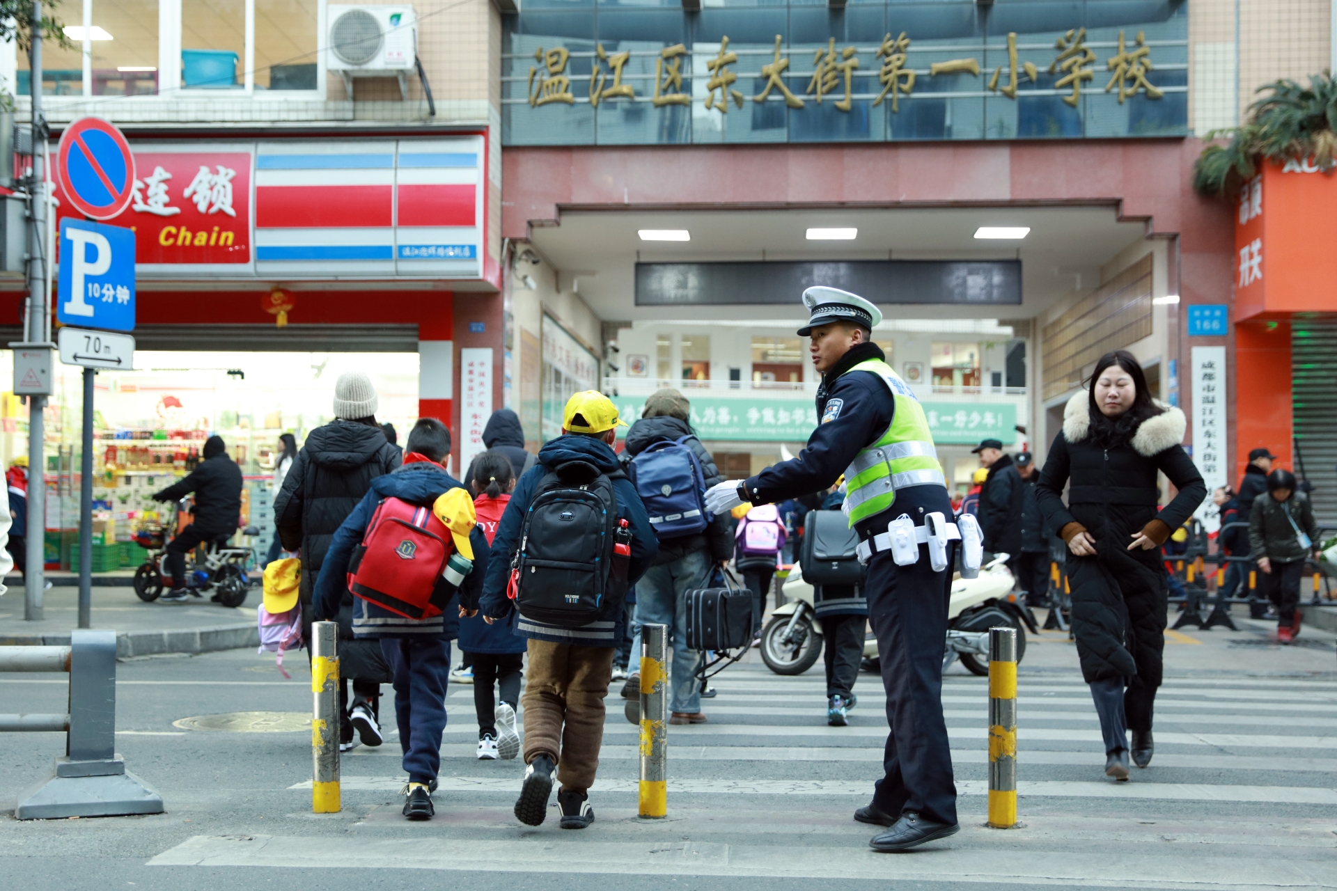 成都市公安局公众信息网_成都市公安局2025平安答卷_成都市违法犯罪警情下降