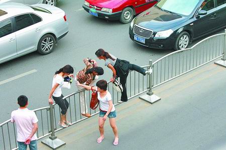 中国式过马路 行人闯红灯处罚 非机动车交通隐患_中国式过马路图片