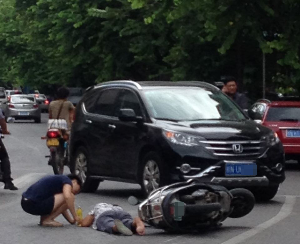 中国式过马路 行人闯红灯处罚 非机动车交通隐患_中国式过马路图片