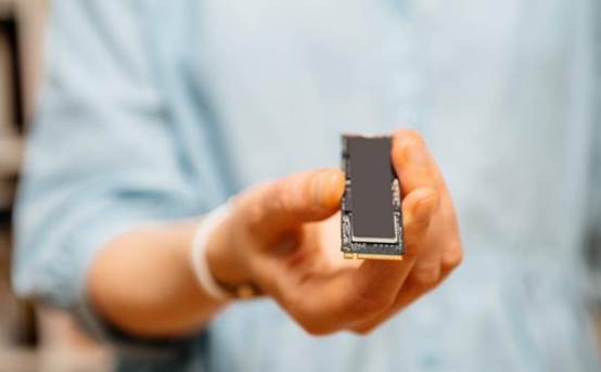 SSD和HDD哪个更耐用_固态硬盘寿命与机械硬盘寿命比较_ssd硬盘通电时间怎么看