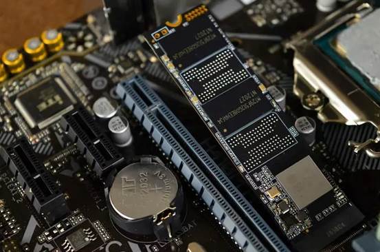 ssd硬盘通电时间怎么看_固态硬盘寿命与机械硬盘寿命比较_SSD和HDD哪个更耐用