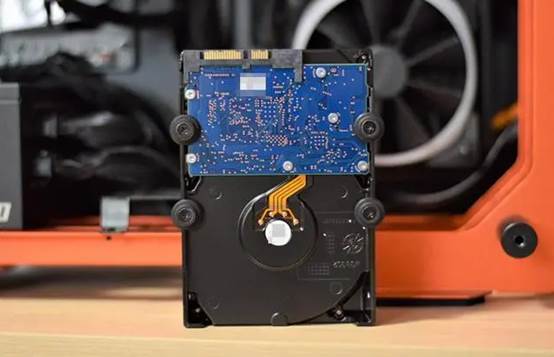 SSD和HDD哪个更耐用_固态硬盘寿命与机械硬盘寿命比较_ssd硬盘通电时间怎么看