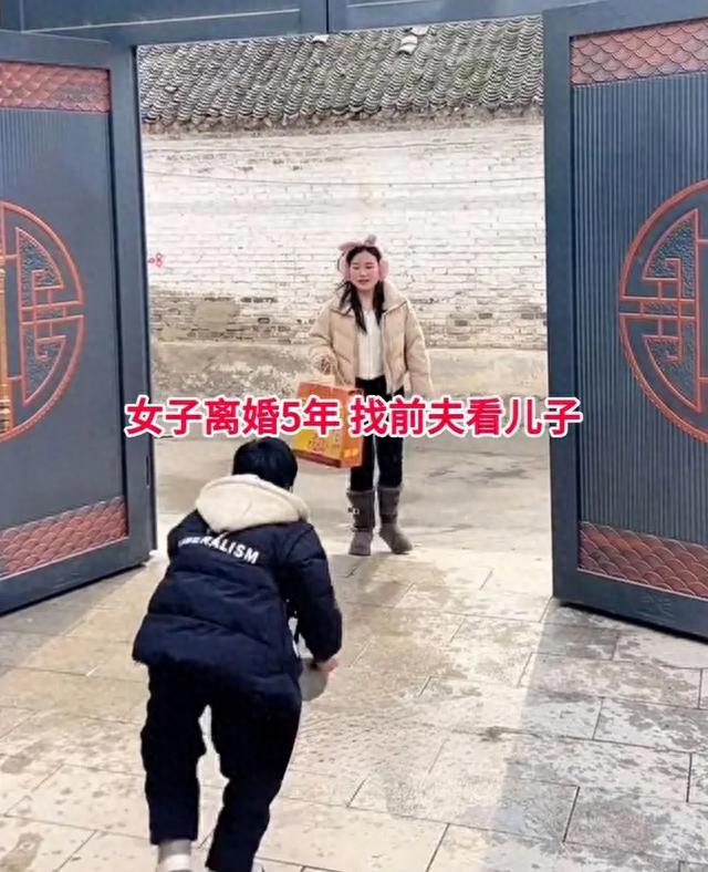 离异母亲见孩子不高兴-女子去前夫家看儿子，迎接她的却是儿子的一盆冷水