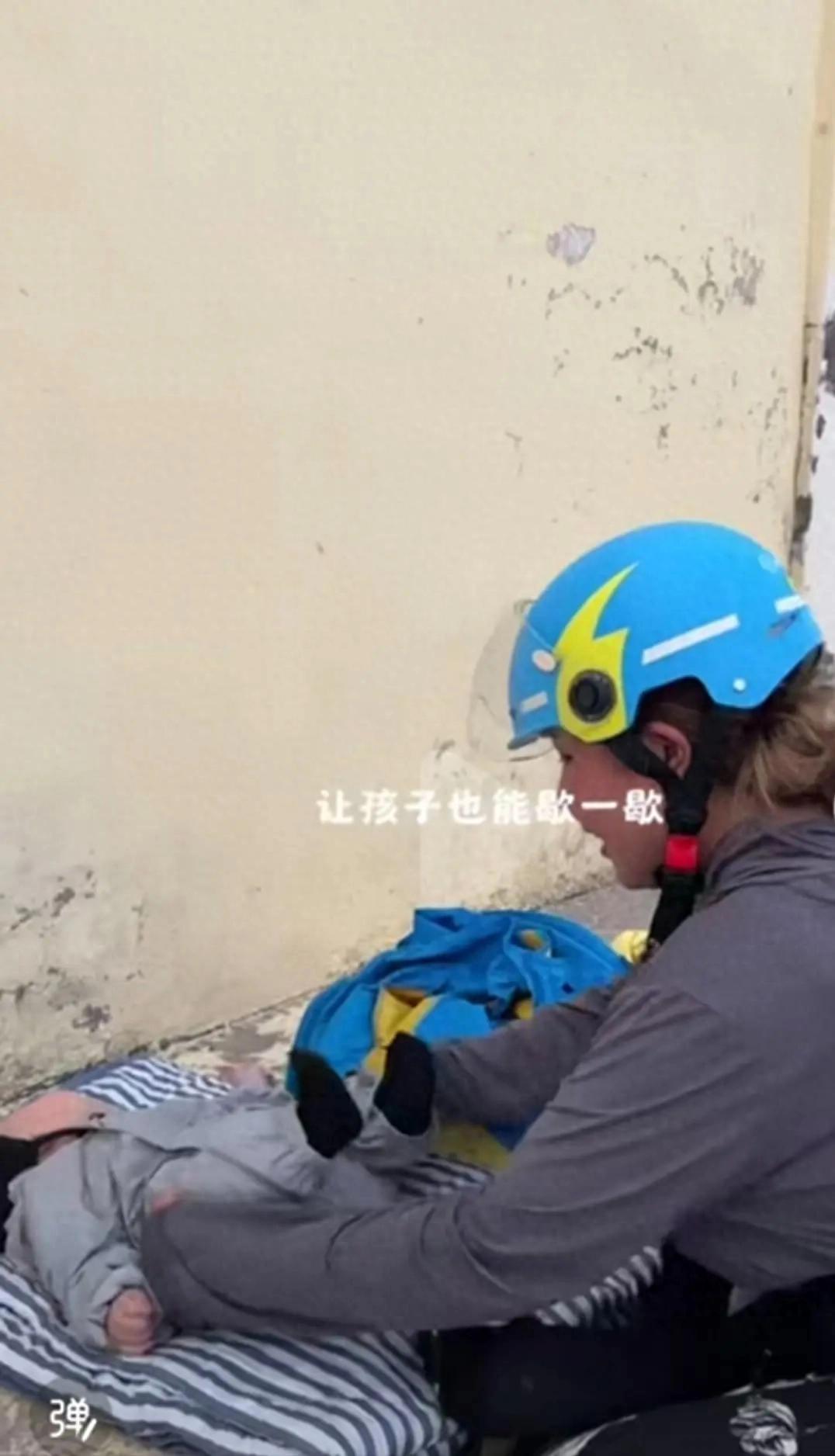 单身妈妈带孩子生活-单身妈妈带娃送外卖被指摆拍，本人回应