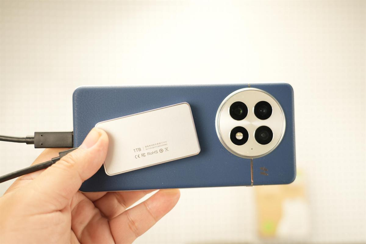 存储设备颜值革命_生活美学融合存储_移动硬盘价格一般多少