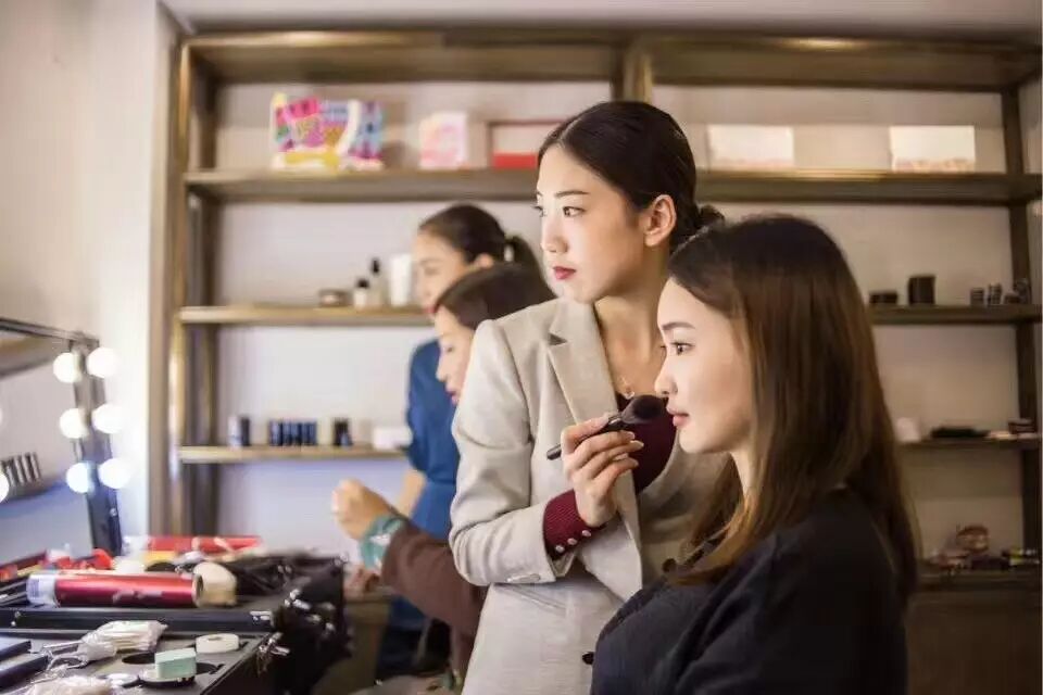 个人形象设计_私人形象设计要多少钱_第一印象塑造