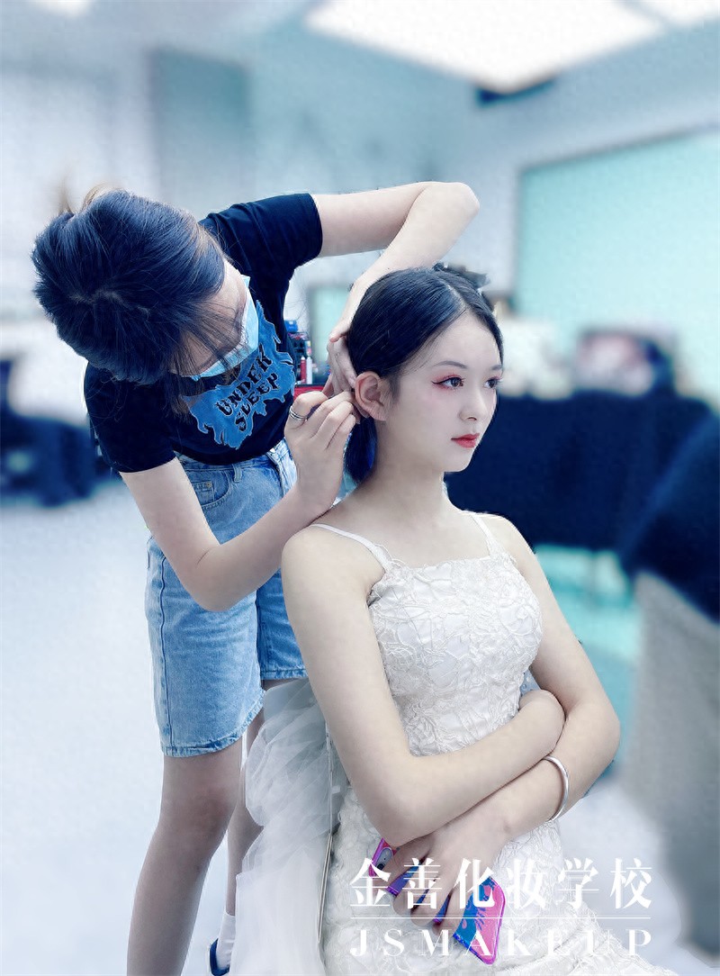 贵阳学化妆学校哪里好-贵阳有哪些好的化妆学校呢?