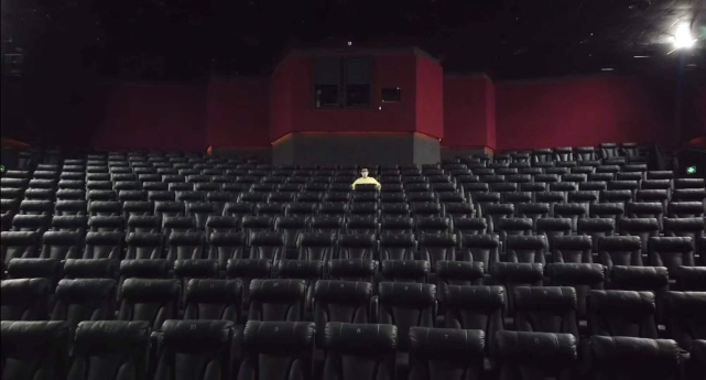 电影院上班工资有多少-停业140天电影院还没等到开业：裁员降薪潮下有人摆地摊送外卖