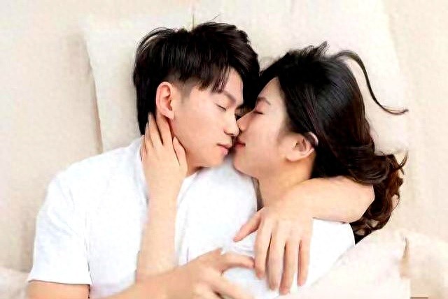 女孩子愿意让你搂腰-女人让你碰这三处，就是在等你靠近