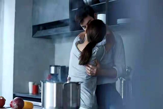 女孩子愿意让你搂腰_女人让你搂腰_女人让你摸头