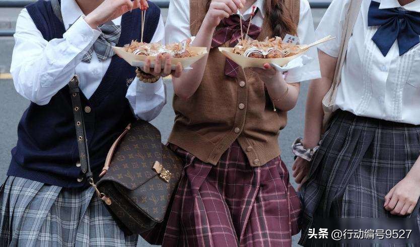 80后90后社交软件骗钱_90后社交软件使用报告_00后女孩聊天赚钱